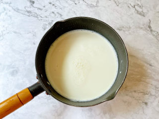 芒果双皮奶,锅中加入牛奶