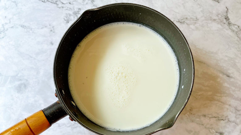 芒果双皮奶,锅中加入牛奶