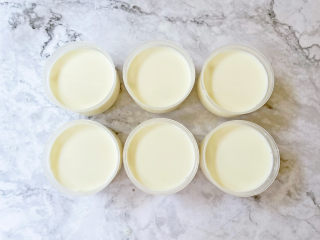 芒果双皮奶,倒入小碗，待牛奶冷却后，表面会形成一层奶皮