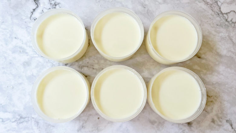 芒果双皮奶,倒入小碗，待牛奶冷却后，表面会形成一层奶皮