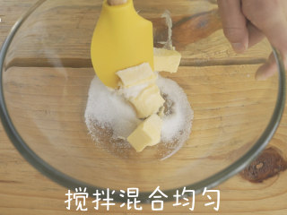 香酥到爆的咸蛋黄曲奇,料理盆中加入软化的无盐黄油，白砂糖，搅拌混合。