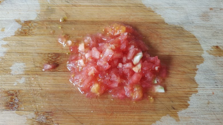 煎西红柿,切成西红柿碎