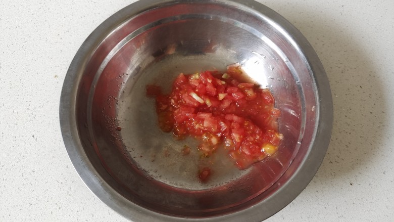 煎西红柿,西红柿碎放入碗中