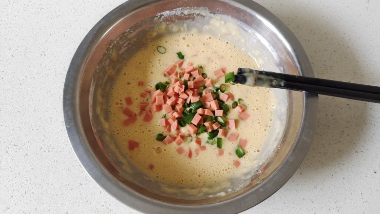 煎西红柿,加入火腿肠粒和适量盐调味搅拌均匀