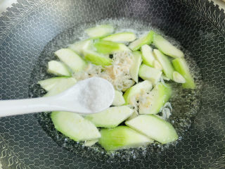 虾皮丝瓜汤,根据个人口味加入适量盐