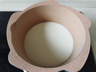 芒果双皮奶,牛奶倒入小锅中小火加热至周围起泡即可