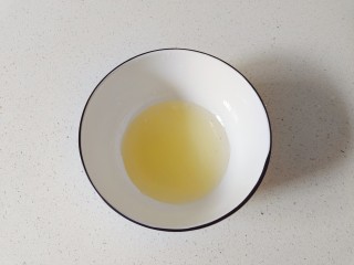 芒果双皮奶,鸡蛋打散将蛋清蛋黄分离，只用蛋清