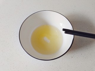 芒果双皮奶,蛋清中加入白砂糖，用筷子搅打均匀