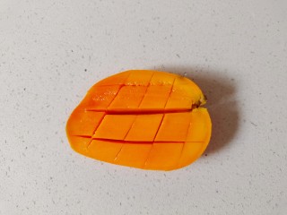 芒果双皮奶,芒果切开，切成小块的芒果肉