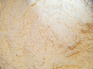 土豆焖鸭,一斤玉米面加入4克酵母粉和5克白糖搅拌均匀。