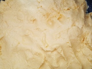 土豆焖鸭,加入适量的温水搅成颗粒状，再揉在一起，纯玉米面不会揉成团，只要能融在一起就行，盖上保鲜膜醒发半小时左右。