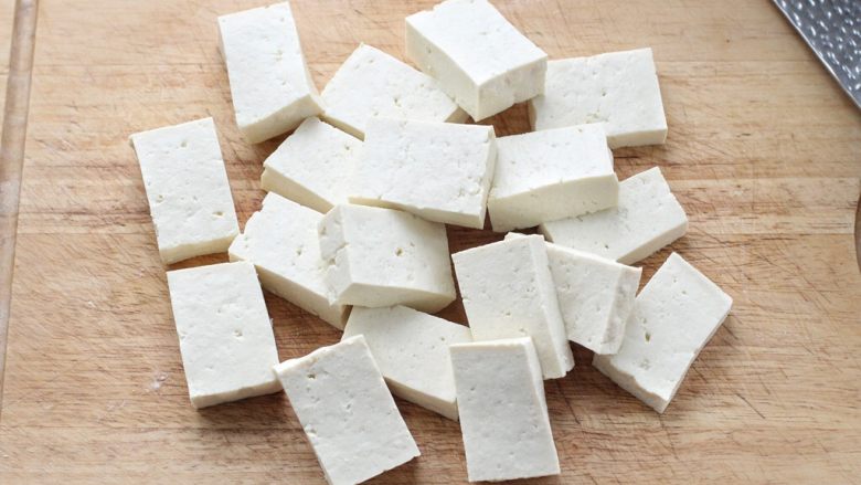 韭菜豆腐,将豆腐切成适量大小的块状，表面水分可以用厨房纸吸干。