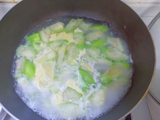 虾皮丝瓜汤,加入鸡蛋液