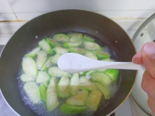 虾皮丝瓜汤,水开加入一勺食盐
