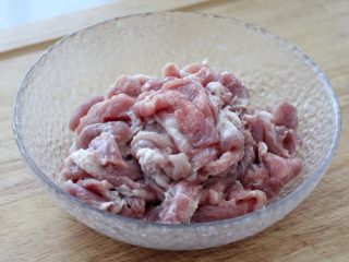 家常炒肉片,用手抓拌均匀后放置一旁，腌制10-15分钟。这一步骤可以使炒好的肉片口感嫩滑，而且更加入味。