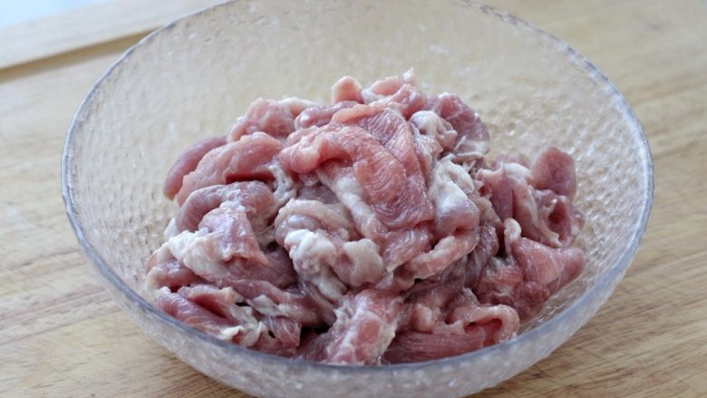 家常炒肉片,用手抓拌均匀后放置一旁，腌制10-15分钟。这一步骤可以使炒好的肉片口感嫩滑，而且更加入味。