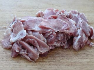 家常炒肉片,将猪肉切成薄厚适中的片状，可以将猪肉放进冷冻室冻至稍微定型再切片，这样更容易一些。