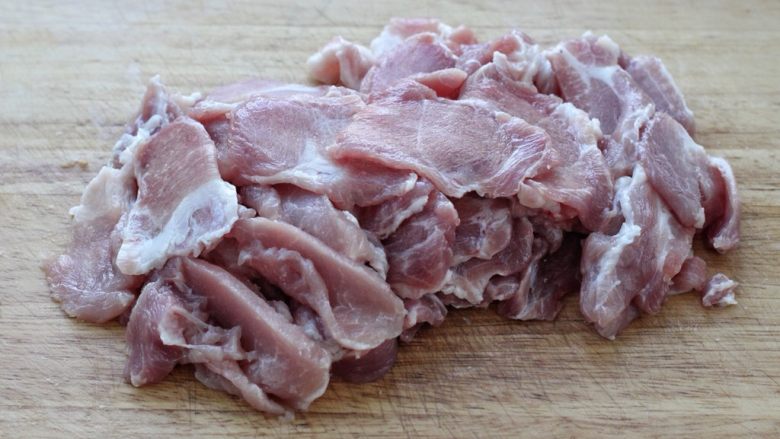 家常炒肉片,将猪肉切成薄厚适中的片状，可以将猪肉放进冷冻室冻至稍微定型再切片，这样更容易一些。