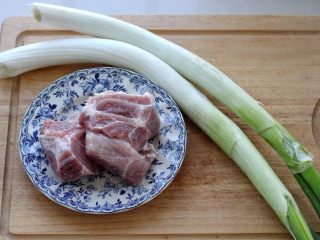 家常炒肉片,准备两根大葱，葱叶摘掉只留葱白部分。猪肉可以选择梅花肉或者里脊位置。