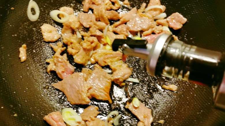 家常炒肉片,倒入酱油提味。