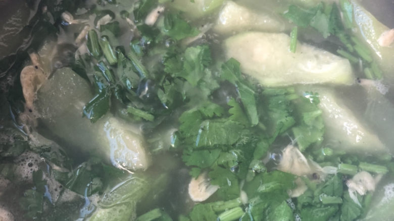 虾皮丝瓜汤,出锅前撒入香菜。