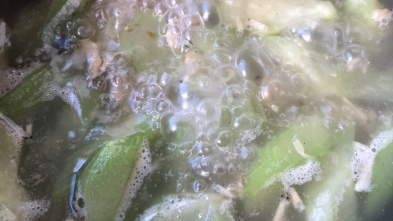 虾皮丝瓜汤,搅拌均匀略煮片刻。