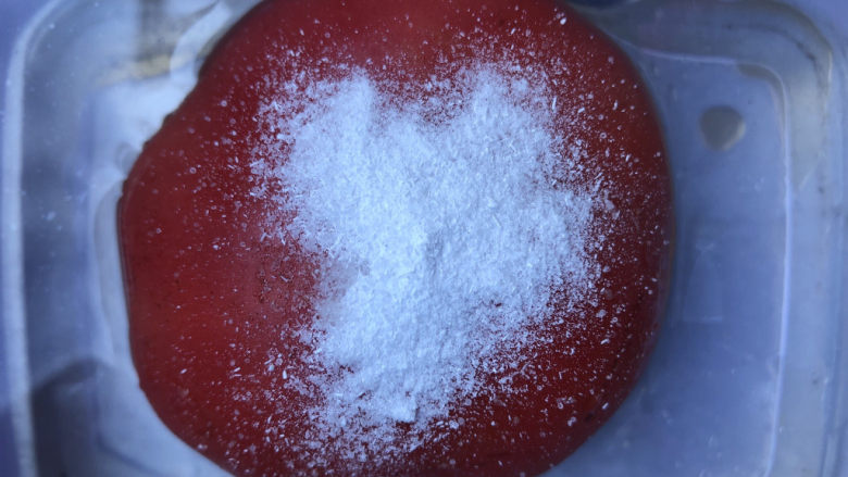 煎西红柿,表面用盐搓洗。