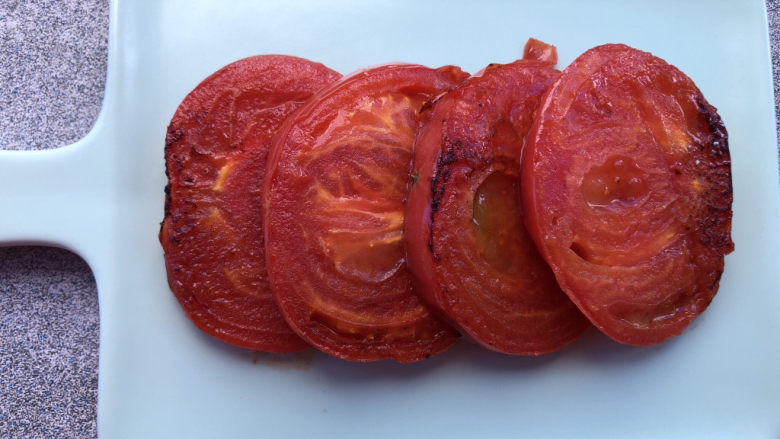 煎西红柿,装盘。