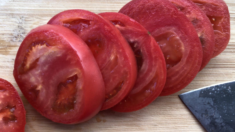 煎西红柿,切均匀的片。