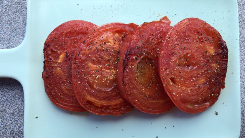 煎西红柿,撒适量的胡椒粉。
