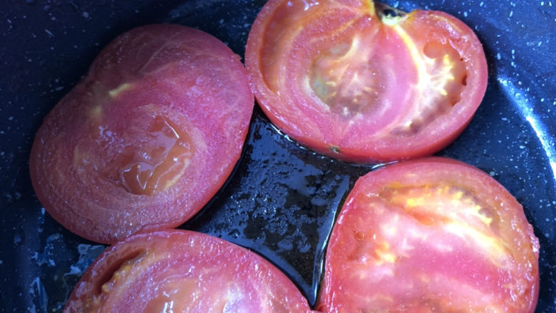 煎西红柿,小火慢煎。