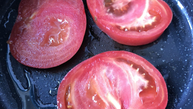 煎西红柿,放入番茄。