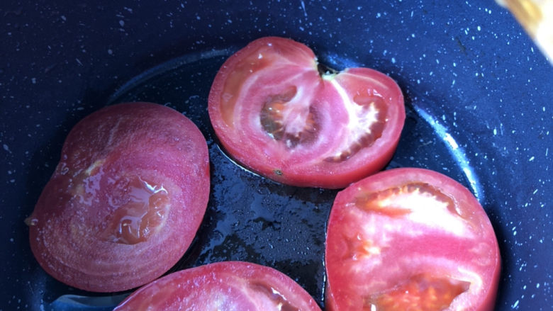 煎西红柿,平铺在锅底。