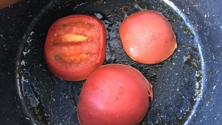 煎西红柿,再煎另一锅。