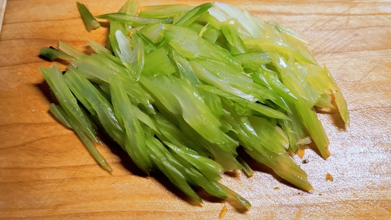 虾皮拌芹菜,断生捞出切薄片。