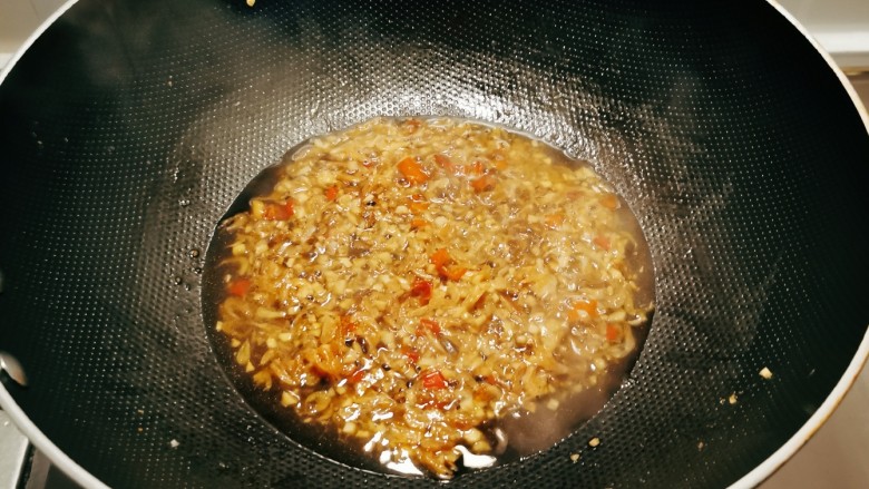 虾皮拌芹菜,烧开即可关火备用。