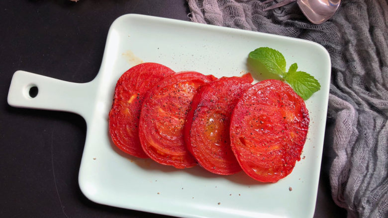 煎西红柿,薄荷叶做点缀。