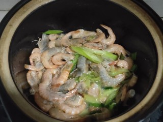 虾皮丝瓜汤,炒至虾仁变色