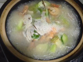 虾皮丝瓜汤,煮沸