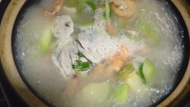 虾皮丝瓜汤,煮沸