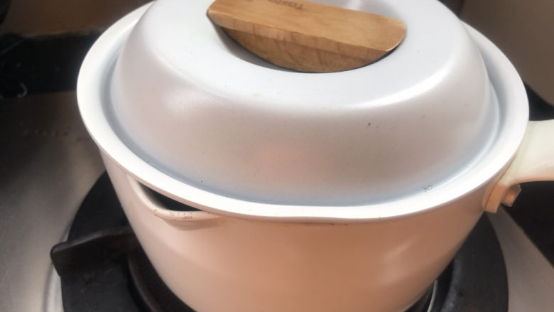红枣绿豆汤,关小火，盖上锅盖炖煮半小时以上