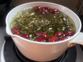 红枣绿豆汤,把红枣洗净，加入沸腾的绿豆中