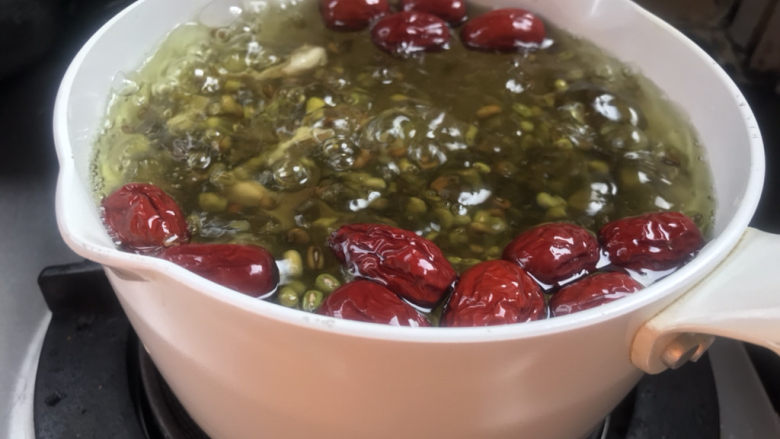 红枣绿豆汤,把红枣洗净，加入沸腾的绿豆中