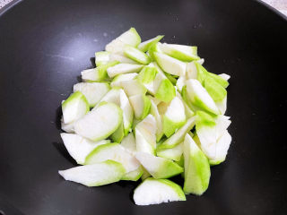 虾皮丝瓜汤,锅中倒入适量的食用油烧热，放入丝瓜