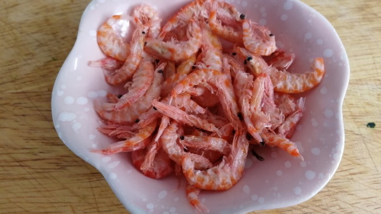虾皮拌芹菜,1小碟磷虾。