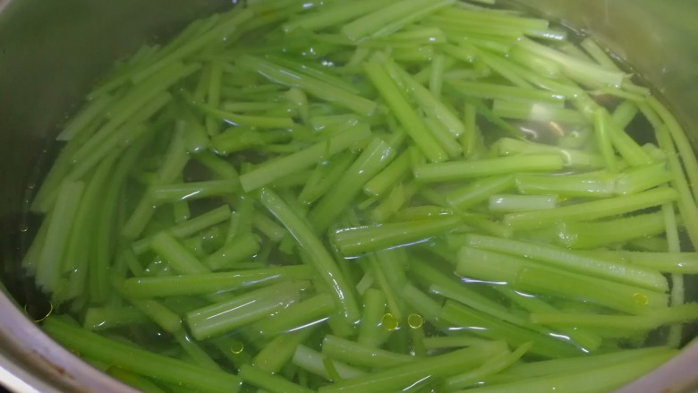 虾皮拌芹菜,开水里加几滴食用油，放入芹菜段焯水1分钟。