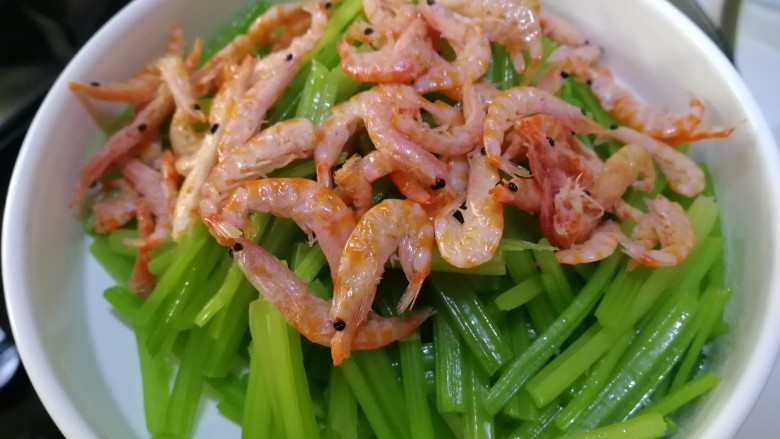 虾皮拌芹菜,虾皮盛出和芹菜放在一起。