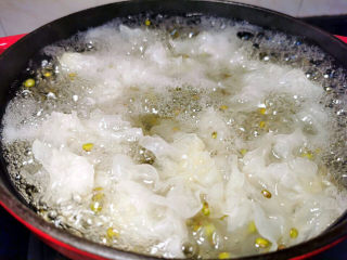 红枣绿豆汤,水开转小火，打去浮末