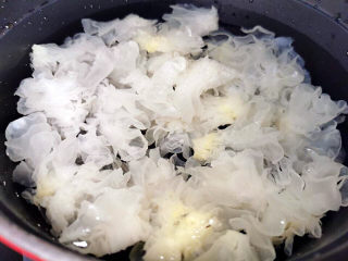 红枣绿豆汤,锅中放水，加入木耳