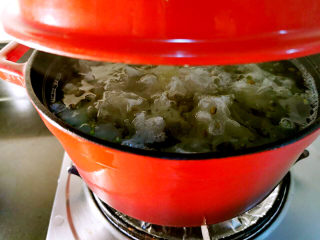 红枣绿豆汤,盖上盖子，改小火慢煮15分钟